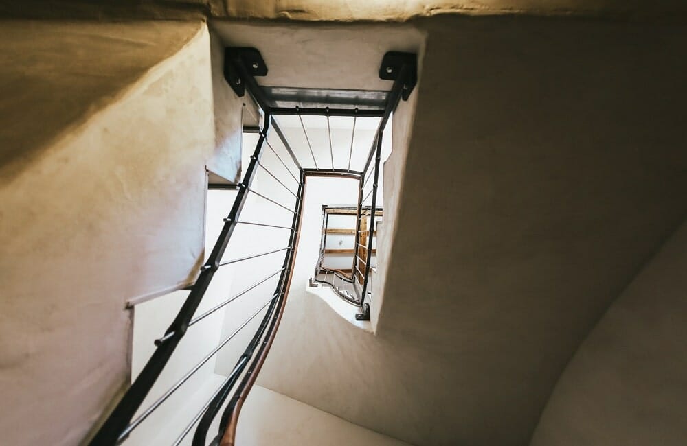 Treppenhaus mit naturfarbenem Kalkputtz geglättet