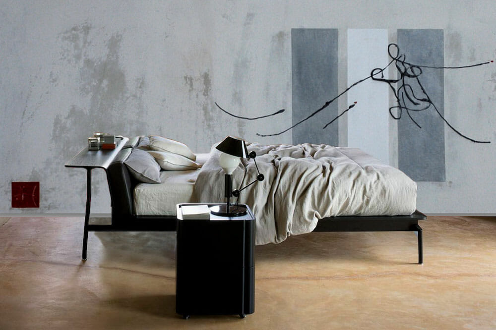 Schlafzimmer mit grauem Kalkputz und Kalkmaltechnik